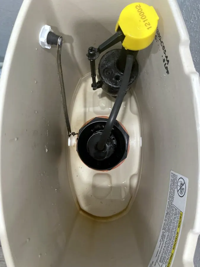 马桶水箱里新装的进水阀和止水皮