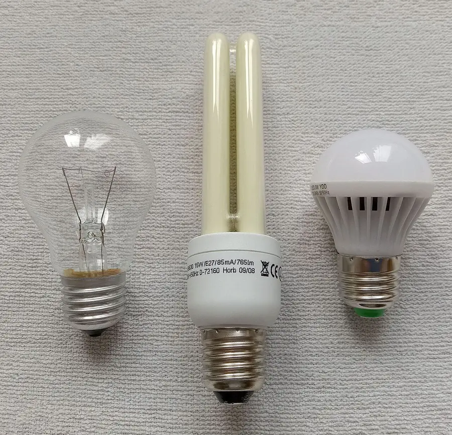 白炽灯、节能灯和LED灯泡并排对比