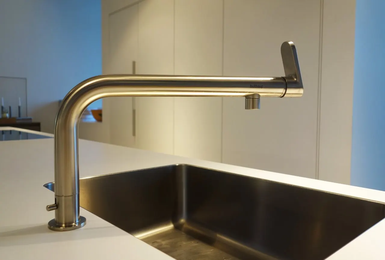 Single-handle kitchen faucet over an undermount sink
