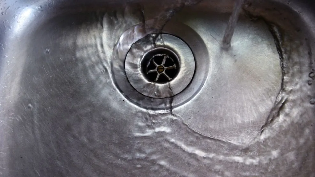 流进不锈钢水槽下水口的水