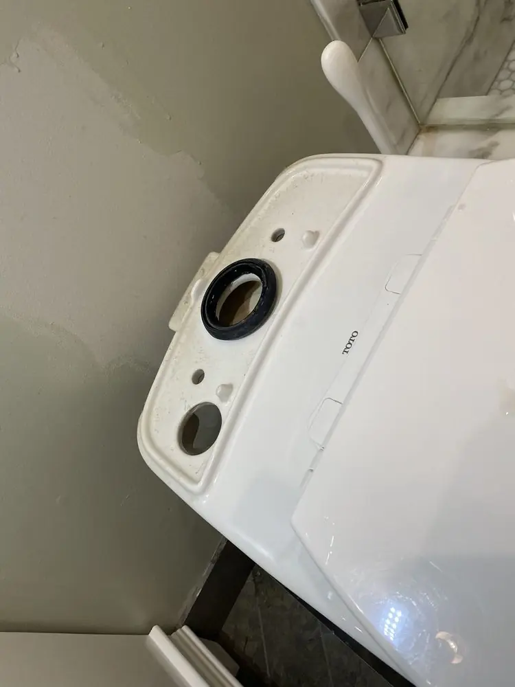 维修中的马桶水箱,换上了新的水箱密封圈